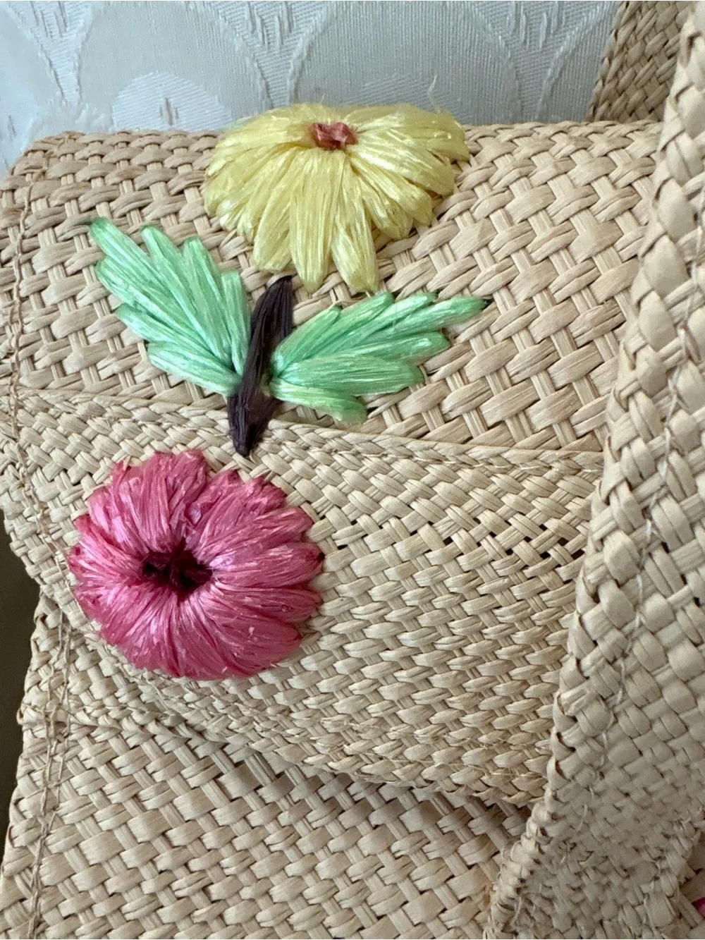 Vintage Bermuda Craft Straw Handbag w/raffia floral decoration. Very nice shape